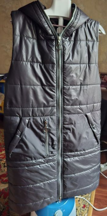 Жилетка жіноча в гарному стані
