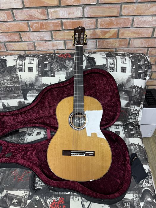 Класична гітара Cordoba C10, цільний кедр