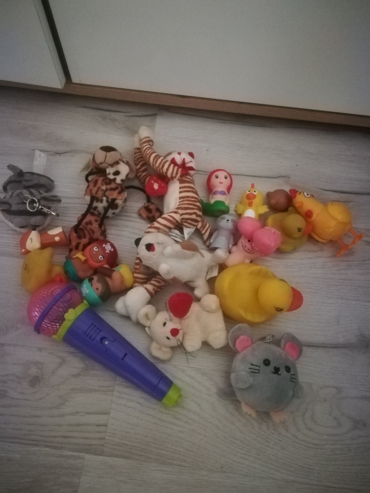 Zestaw zabawek dla dziecka, pluszaki, mikrofon, pacynki na palce.