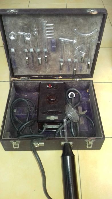 Antiga maquina medicinal de tratamentos por choque