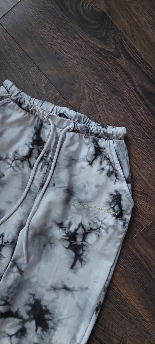 Spodnie dresowe damskie tie dye biało-szare Bershka XS