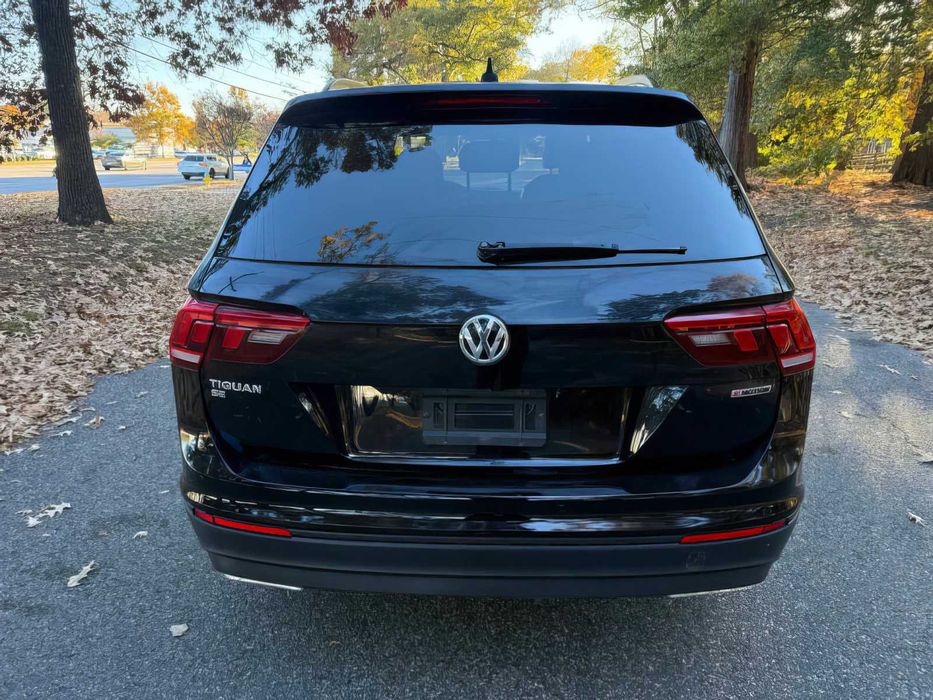 Volkswagen Tiguan      2021