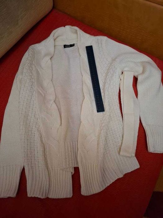 В'язана кофта з пояском