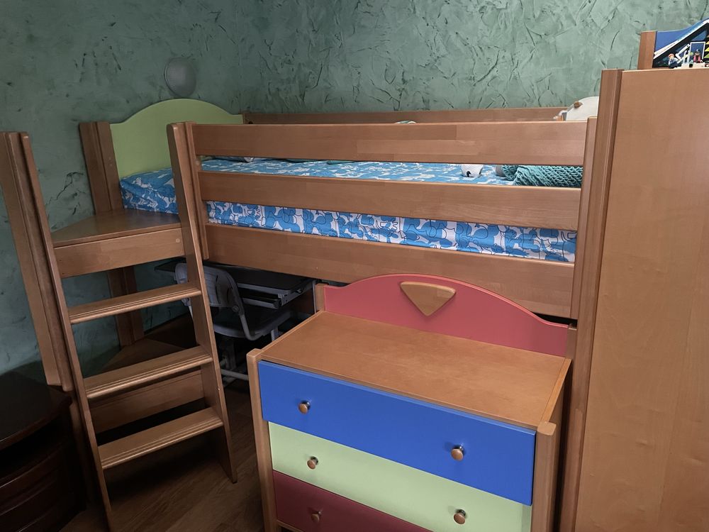 Детская мебель из дерева .комплект с учебной партой