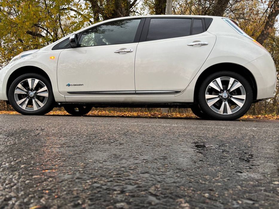 Продам Nissan Leaf