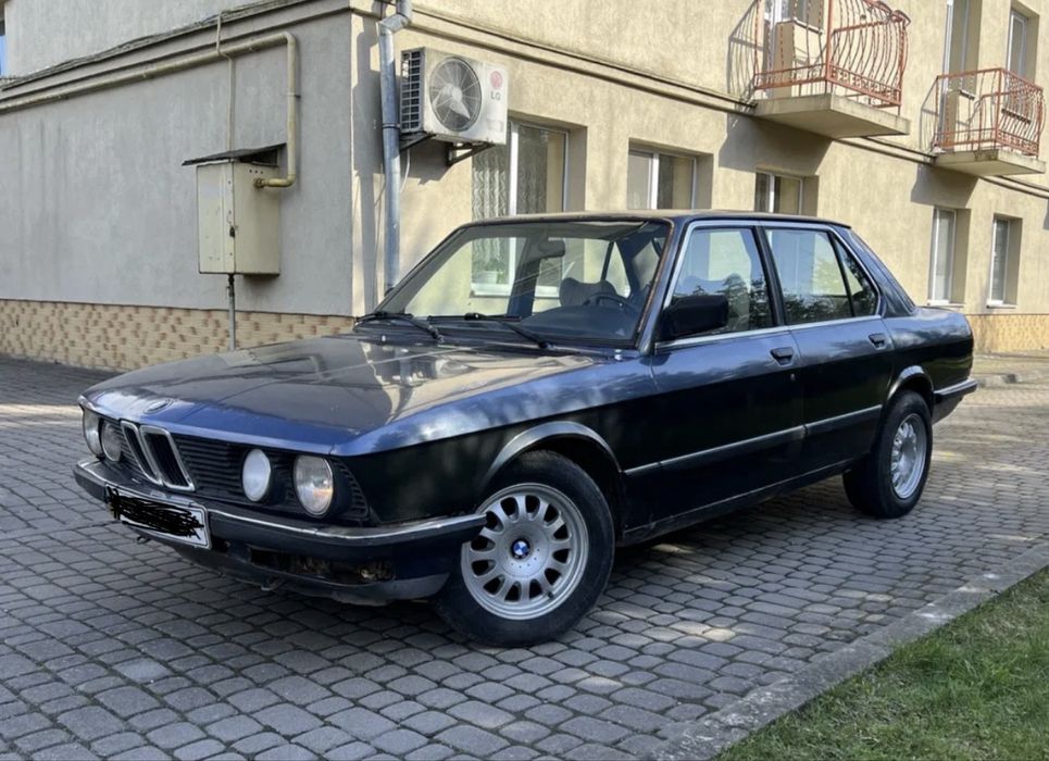 BMW E28 520i sedan