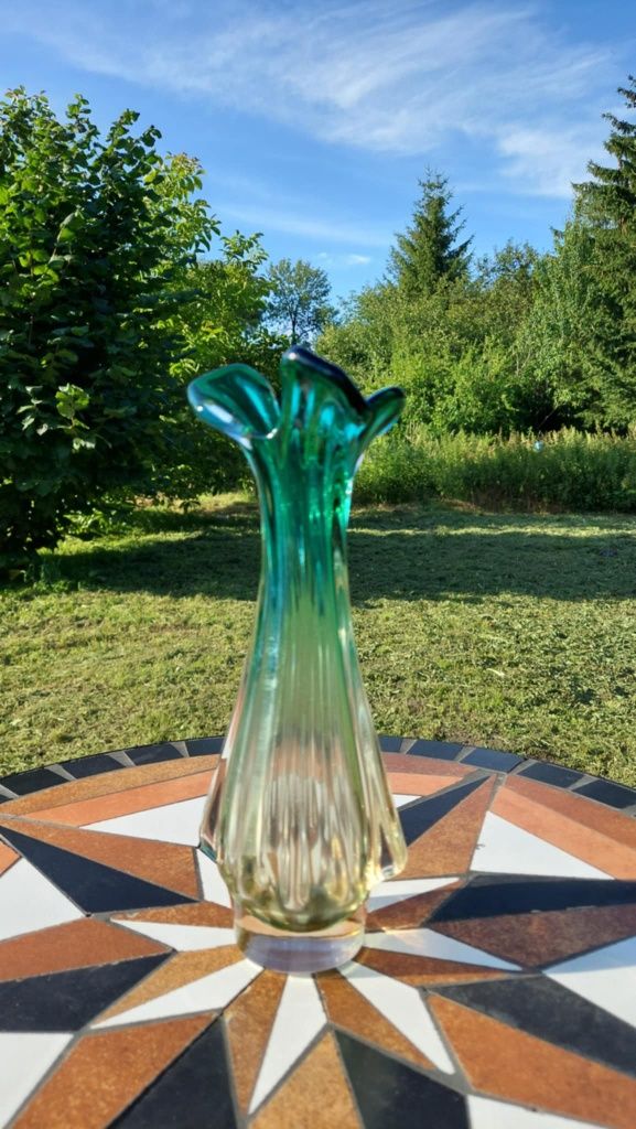 Piękny wazon Murano . Wysokość  różna w najwyższym miejscu 27,4 cm śre
