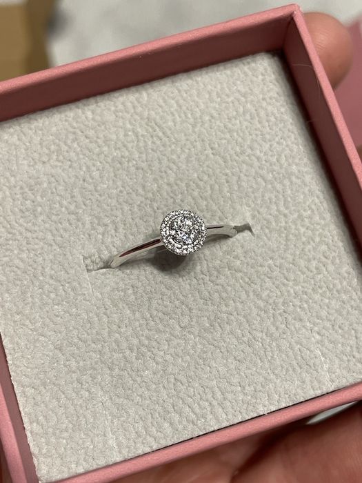 Каблучка з білого золота і діамантами