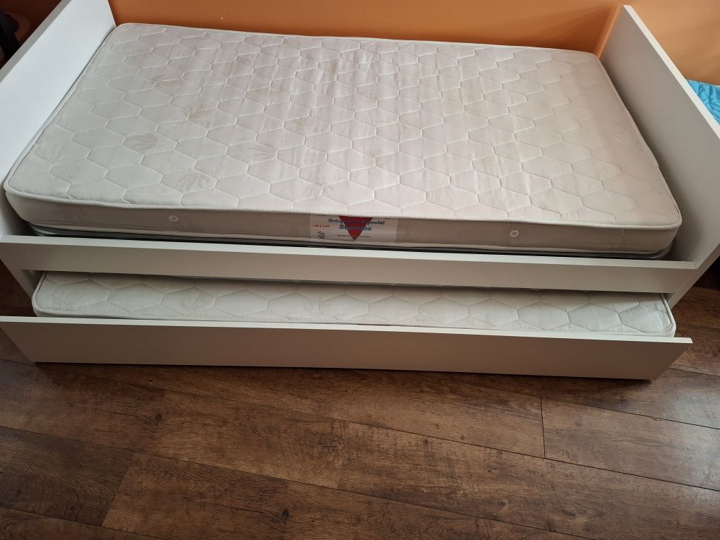 Cama individual com divã