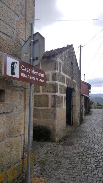 Moradia com terreno dispenso imobiliárias