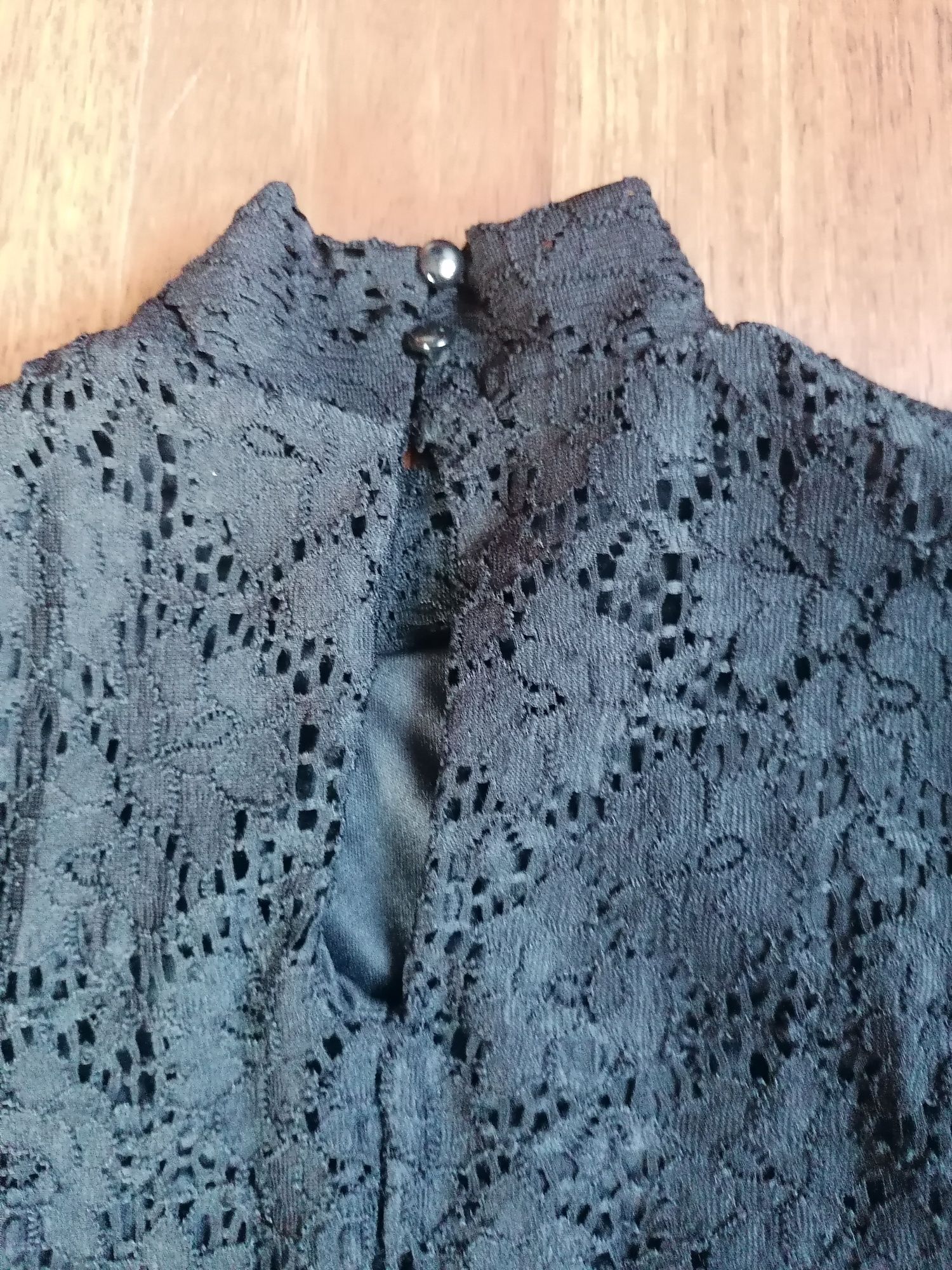 Rozm. XS, Czarna koronkowa mini sukienka z długimi rękawami