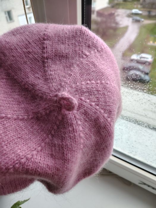 Жіночі берети із натуральної пряжі ручної роботи