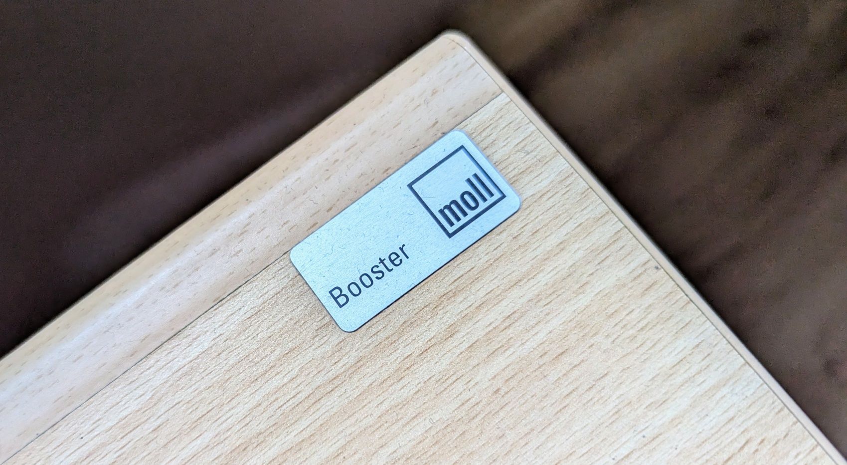 Zestaw regulowane ergonomiczne podnoszone biurko Moll i krzesło Moll