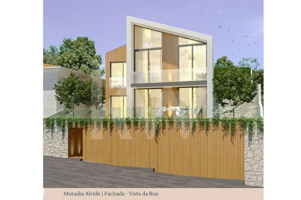 À venda uma moradia em ruínas com 350m2 de terreno em Alvide