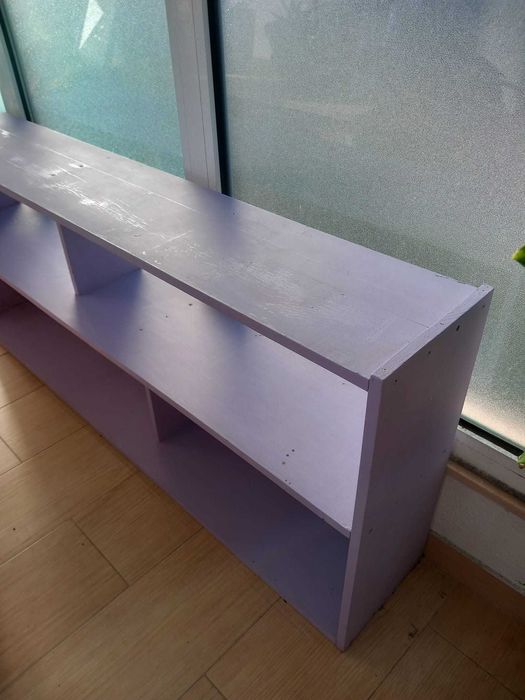 Móvel com prateleiras lilás