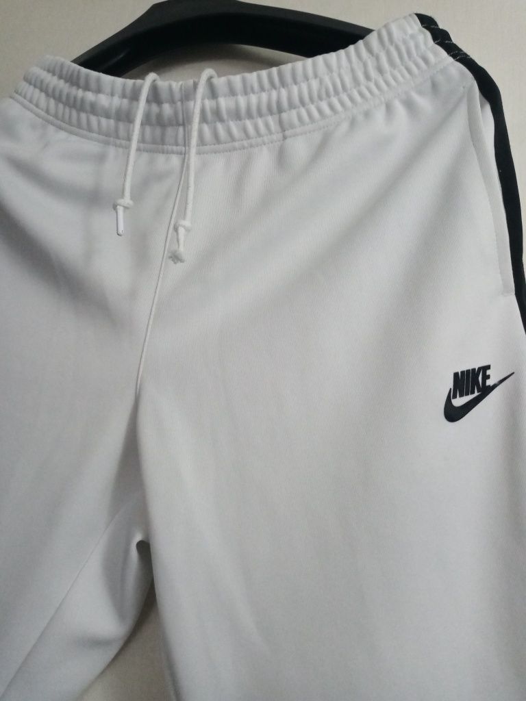 Spodnie białe dresowe Nike