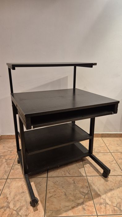 Stolik komputerowy na kółkach.