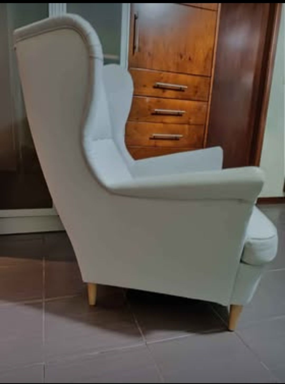 Cadeirão Sofá cinza claro inclui capas de proteção. Sofá individual.