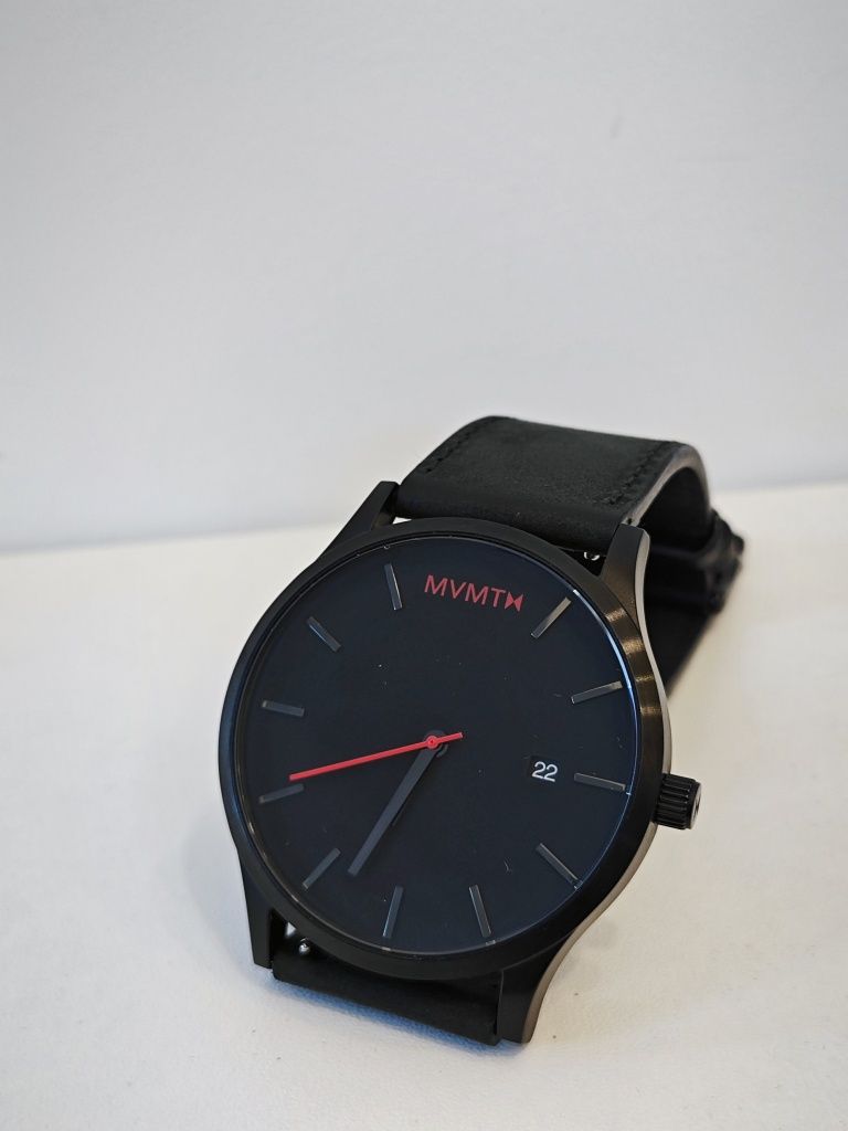 Męski zegarek MVMT - czarny ze skórzanym matowym paskiem