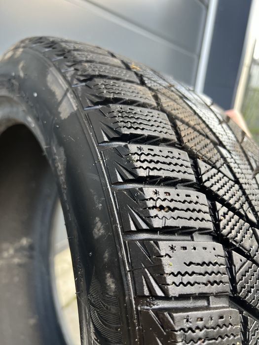 Шини hankook winter i*cept iz2 w616 r17 225/45 (пошкоджене)
