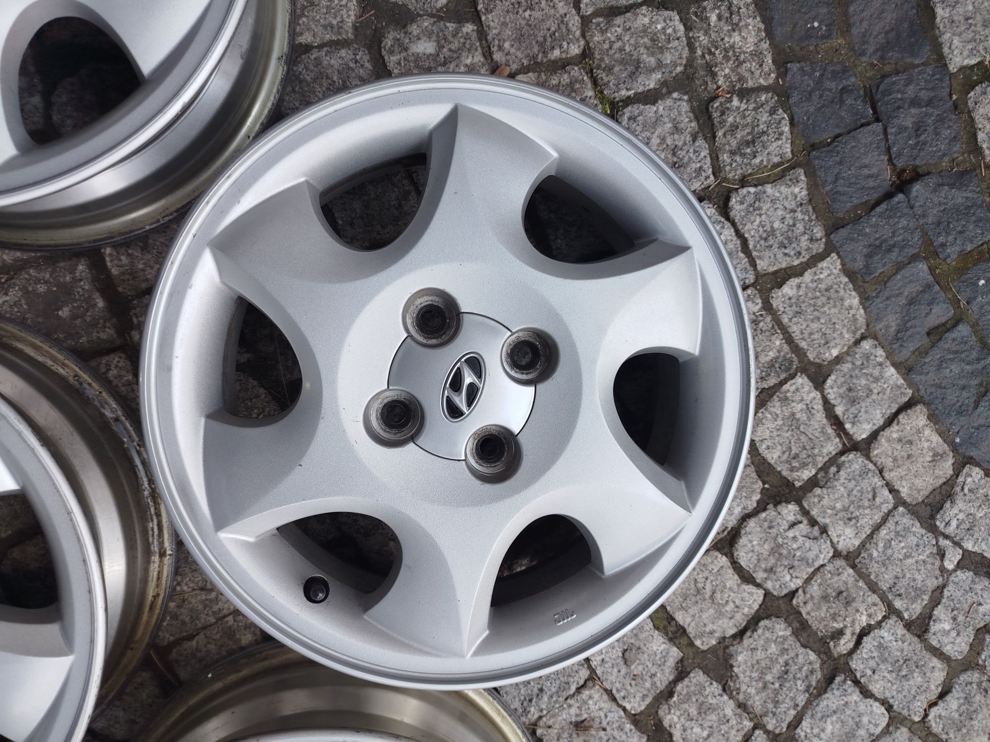 Hyundai i20 Felgi aluminiowe 4x100 Alufelgi i10 15 cali oryginalne