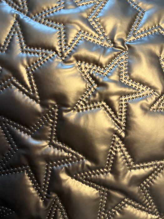 Capa de laptot dourada com padrão de estrelas