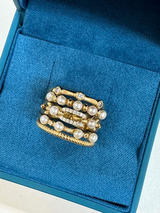 Anel de prata com banho de ouro - pérolas e zirconias