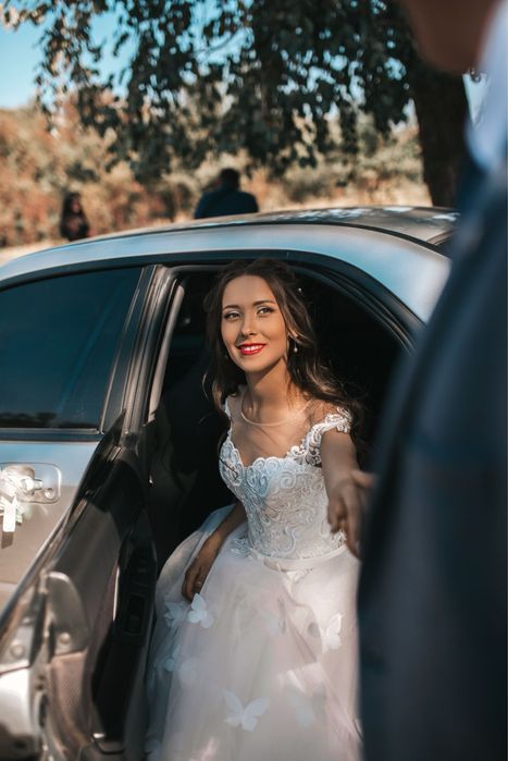 Гарна весільна сукня