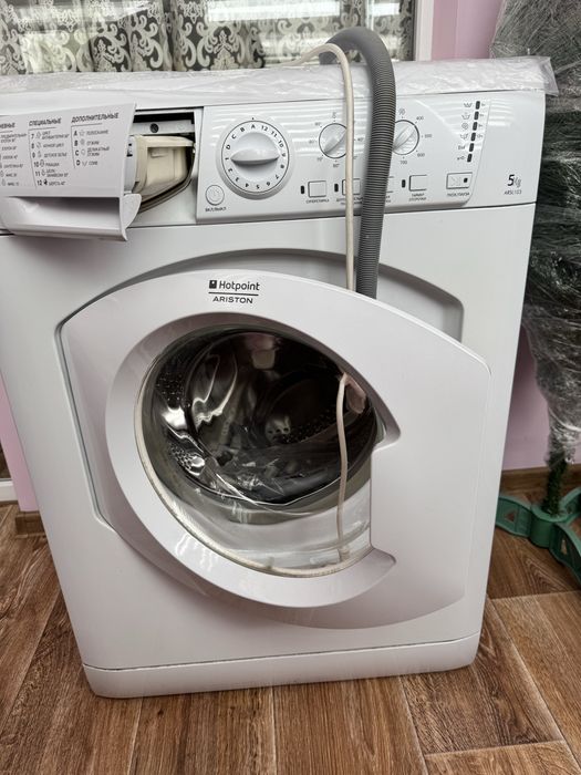 Пральна машинка Hotpoint ariston ARSL103