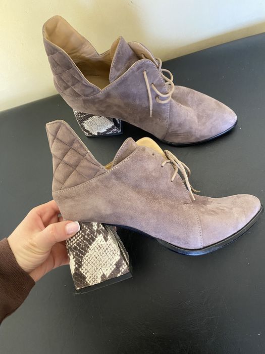 Нові з натуральної замші черевики.Розмір - 39.