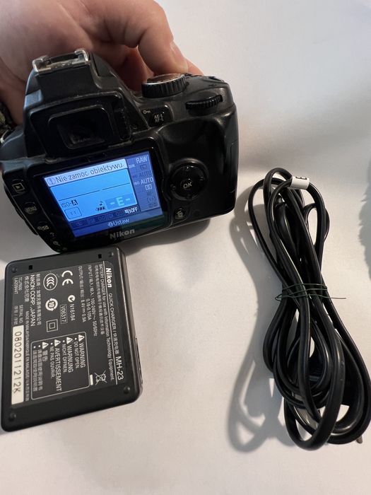 Rezerwowany Nikon D60 ładny oryginał, body i ladowarka z baterją