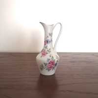Jarra decorativa em porcelana vintage com motivos florais