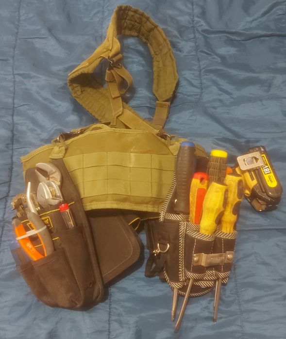 Cinto para transporte de ferramentas. Cinto e suspensórios militares.