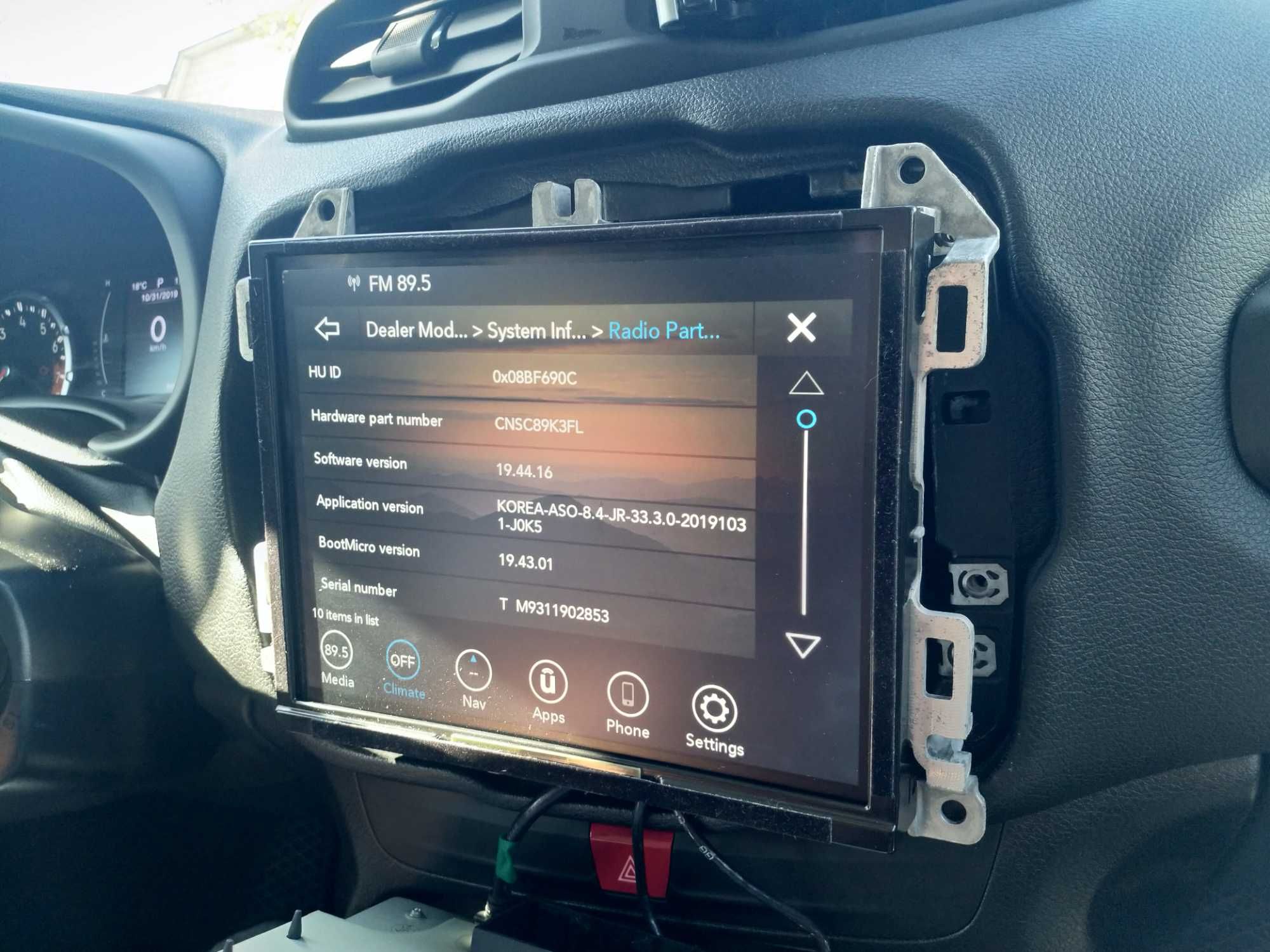 Магнитола Jeep Wrangler JL Panasonic 8.4", Apple CarPlay & AndroidAuto