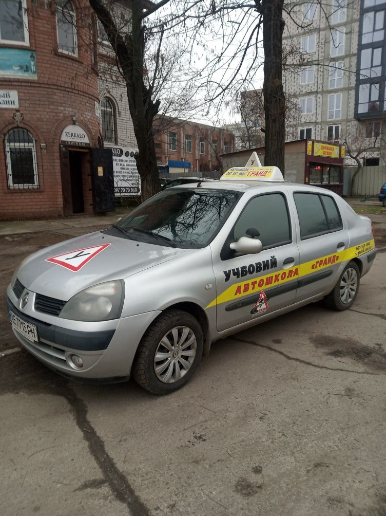 Інструктор з водіння автомобіля МКПП