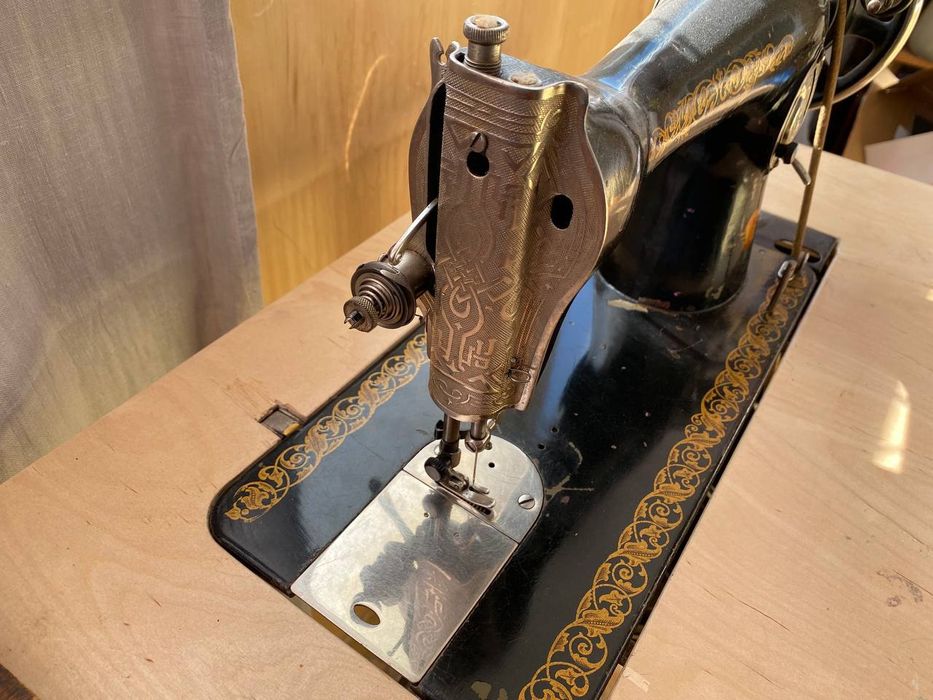 Швейная машина на чугунной станине.