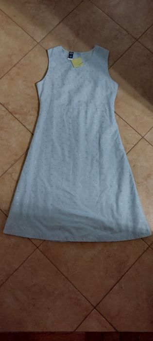 Vende-se um vestido para criança