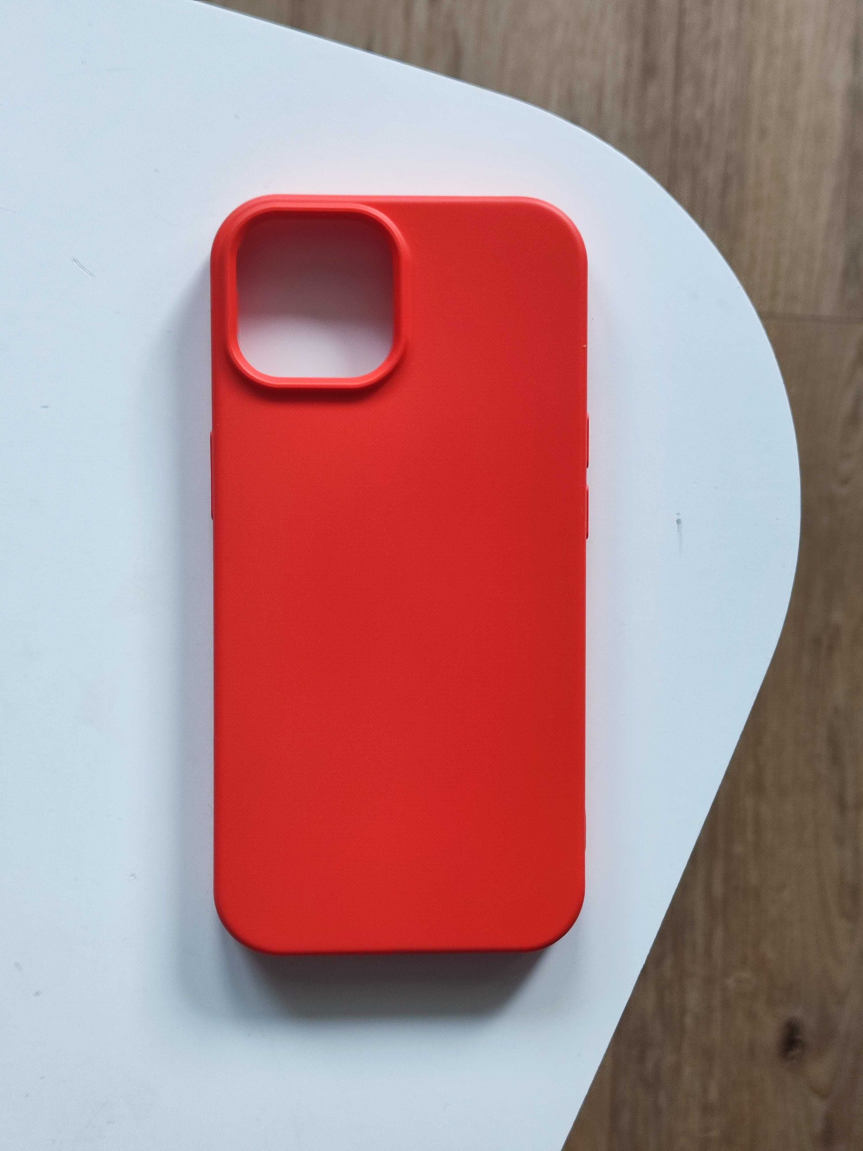 Czerwony gładki case iPhone 15