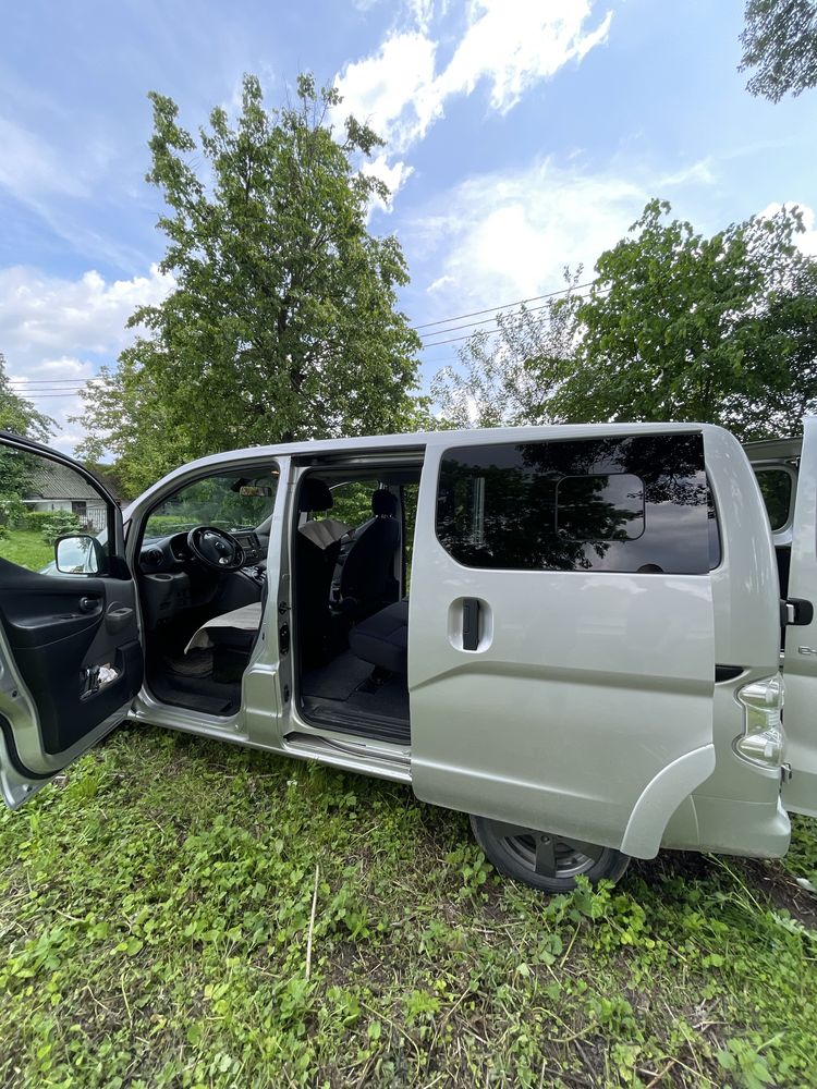 Nissan E-NV200.