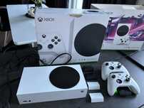 Sprzedam konsole Xbox Series S 512 GB, 2 pady bezprzewodowe + ład.