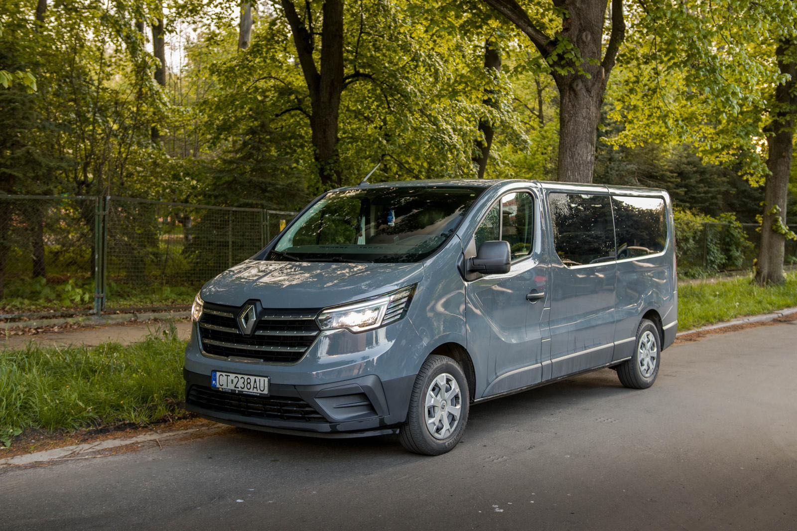 WYNAJEM BUSÓW 9 os. - Świeże samochody