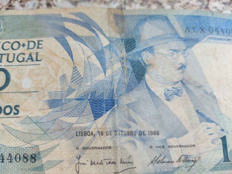 1 nota de 20 escudos mais 1 de 100 escudos
