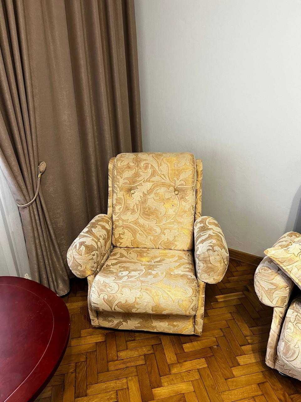 Диван розкладний і крісла
