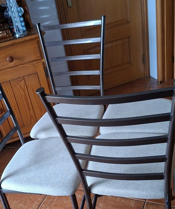 Cadeiras para diferentes funções.