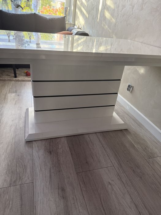 Sprzedam stol bialy lakierowany i solidny