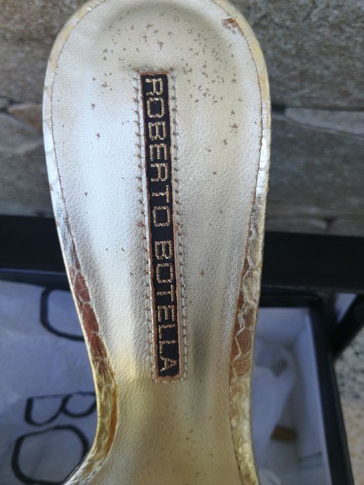 Sandália dourada. Roberto Botella