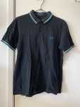 Pólo Fred Perry com riscas azuis e amarelas
