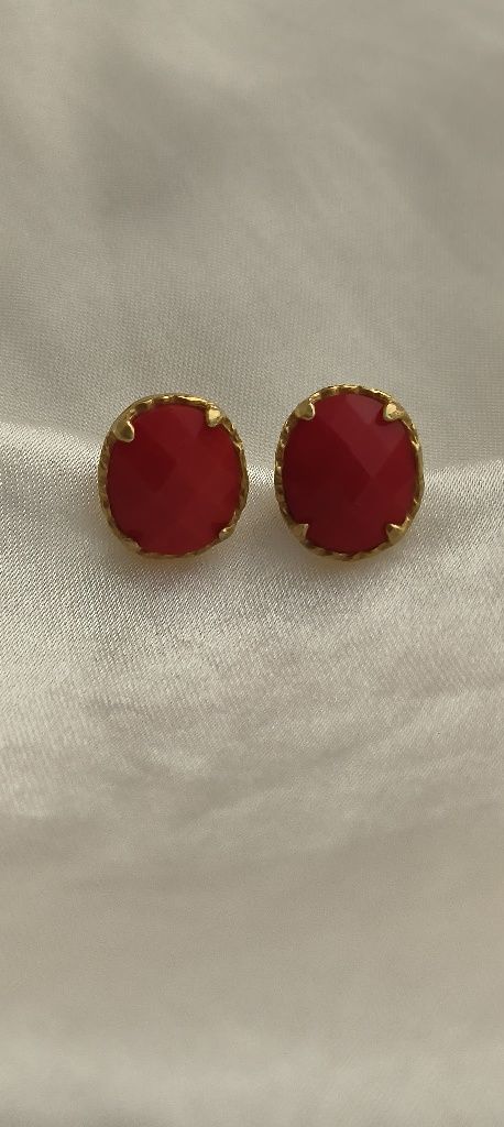 Brincos em prata com pedra cor coral