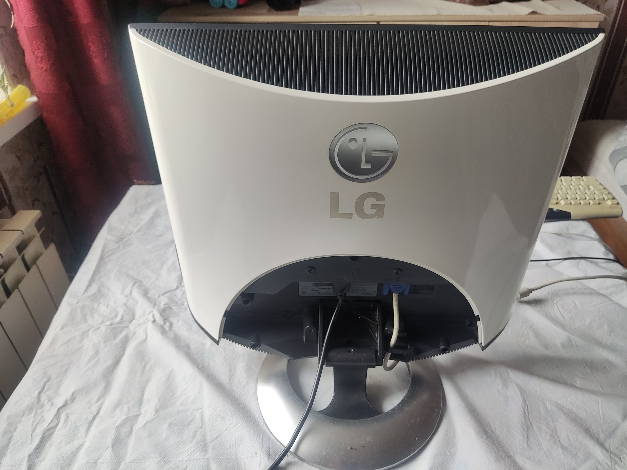 Монітор 19" LG Electronics Artistic L1940BQ Black White
