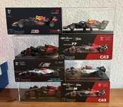 Miniaturas 1/43 - F1 com figura do piloto e caixa expositora acrílica